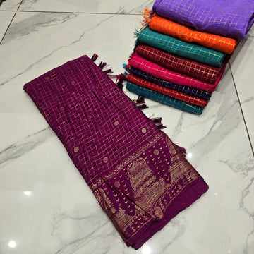 Pallakku Checked Foil Print Saree