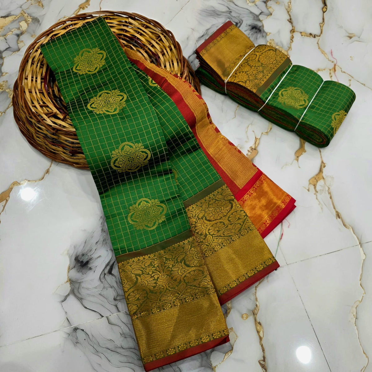 Classic Checked Vairaoosi Silk Saree ( Same Colour Only Dispatch )