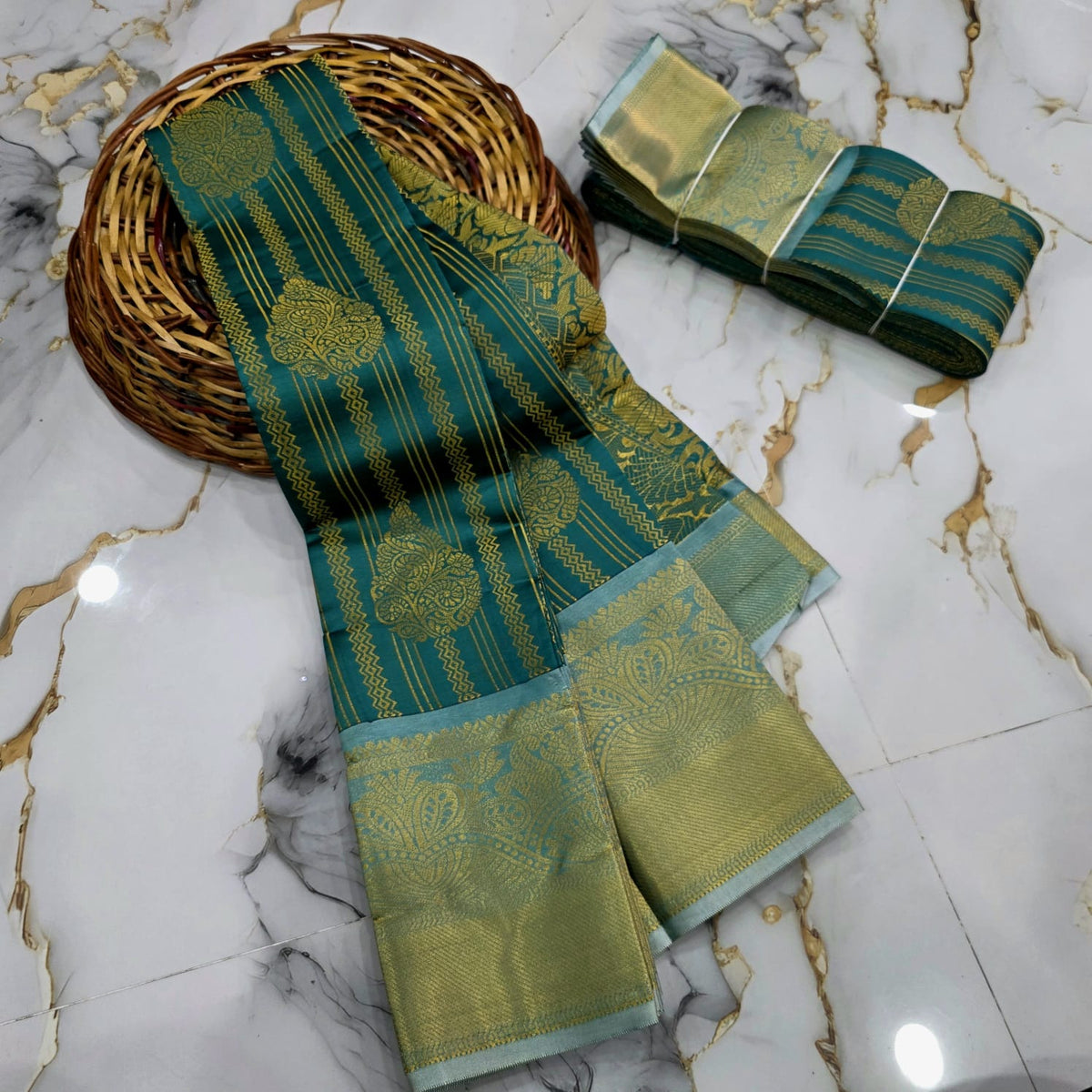 Classic Checked Vairaoosi Silk Saree ( Same Colour Only Dispatch )